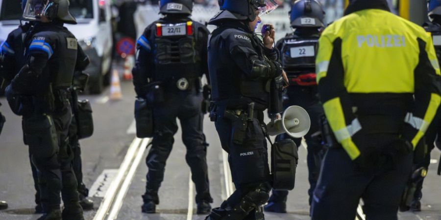 Basler Polizistinnen und Polizisten bekommen dieses Jahr weiterhin eine Arbeitsmarktzulage. (Archivbild)