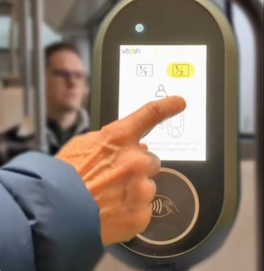 Auf dem Bildschirm kann man auswählen, wenn man ein Halbtax hat.