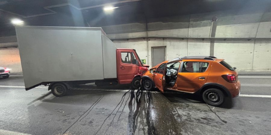 Am Dienstagnachmittag hat sich auf der A5 im Ligerztunnel eine Frontalkollision zwischen einem Auto und einem Lieferwagen ereignet. Die Autolenkerin verletzte sich dabei.