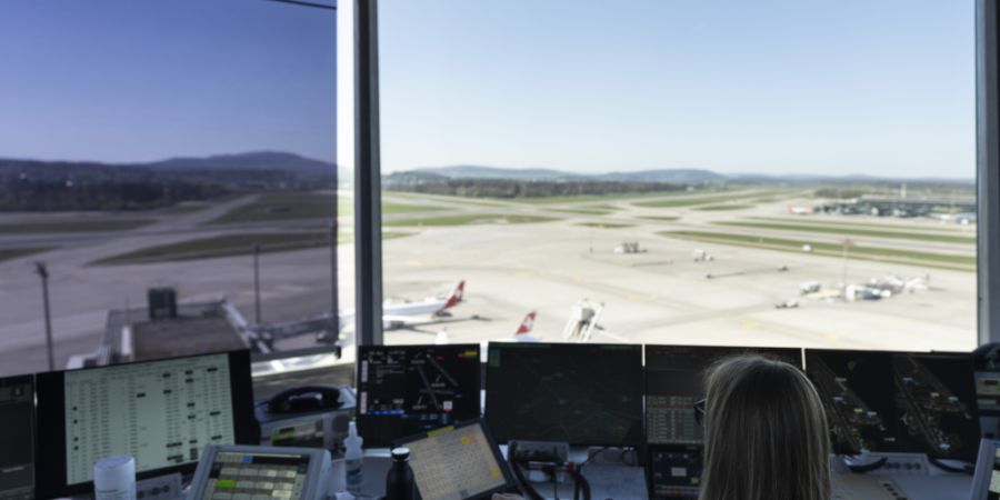 Eine Mitarbeiterin von Skyguide im Tower des Flughafens Zürich Kloten lotst die Flugzeuge im Ab- und Anflug. (Archivbild)