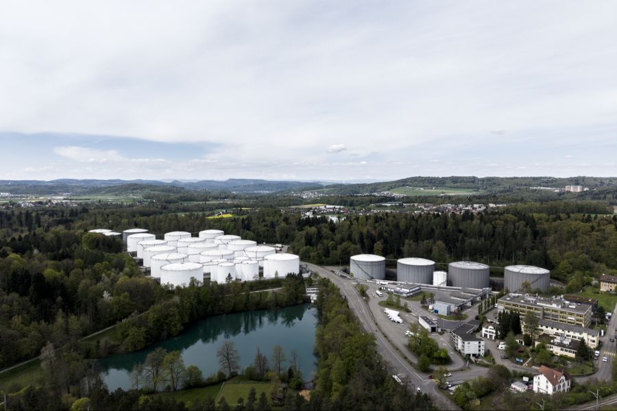 Dank Pflichtlagern droht der Schweiz wohl frühstens Mitte Juli ein Treibstoffmangel. Im Bild: Das Pflichtlager in Mellingen AG.