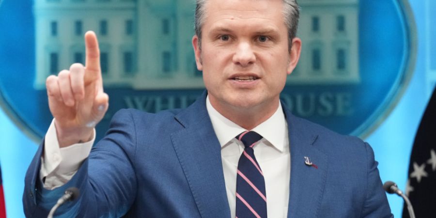 ARCHIV - US-Verteidigungsminister Pete Hegseth spricht im James Brady Press Briefing Room im Weißen Haus. Foto: Mark Schiefelbein/AP/dpa