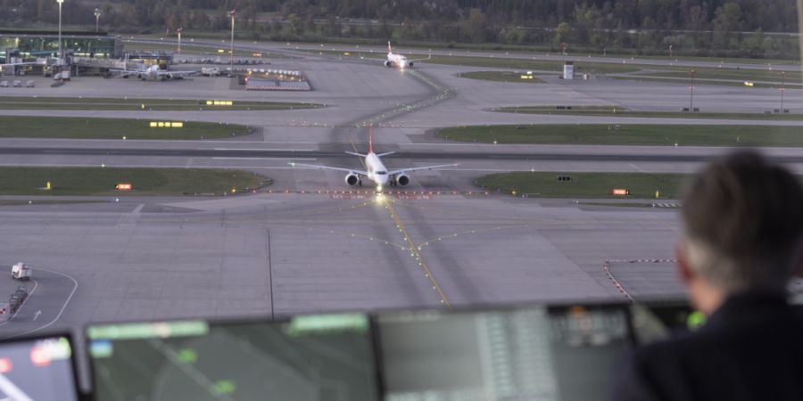 Wegen eines technischen Problems müssen die Fluglotsen auf ein manuelles Verfahren zurückgreifen. Das benötigt laut der Flugsicherung Skyguide mehr Zeit. (Archivbild)