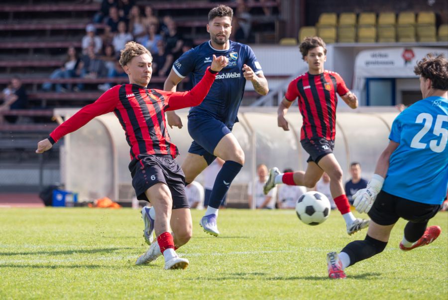 Cedric Bazzi (FC Bern) scheitert an Goalie Vital Badertscher (FC Dürrenast).