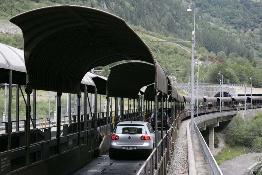 Zudem finden im Simplontunnel derzeit Bauarbeiten statt. Der Autozug verkehrt deshalb nur im 120-Minuten-Takt.