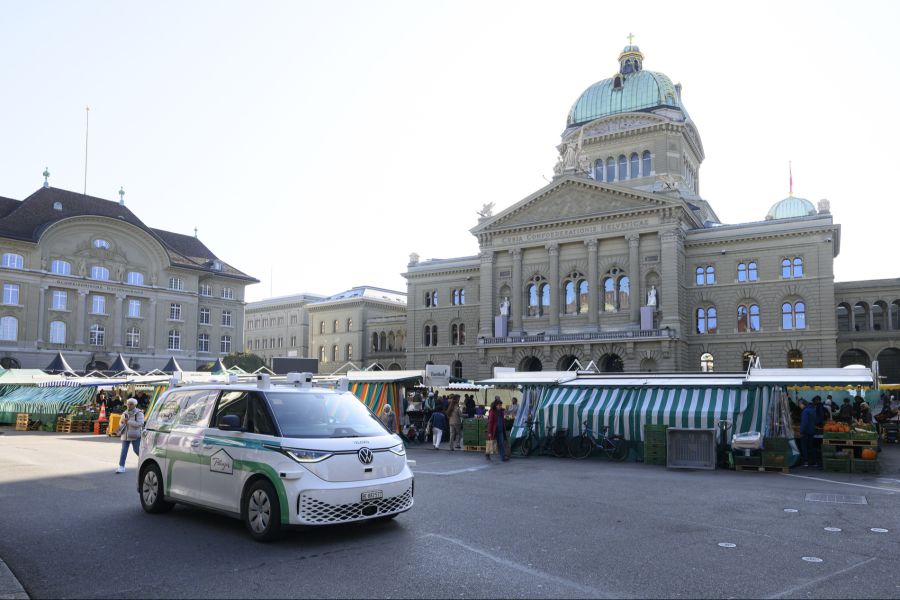 Das autonome Lieferfahrzeug «Mathilde» der Firma Loxo und Planzer unterwegs vor dem Bundeshaus in Bern.