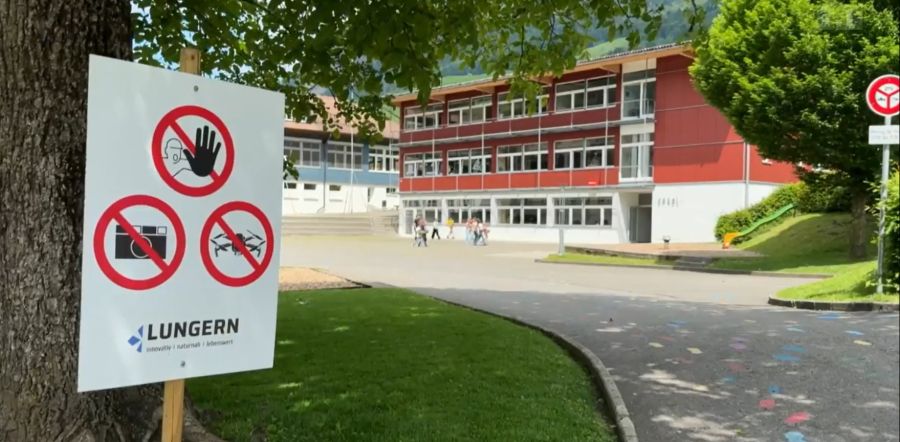 Um die Situation zu entschärfen, stellte die Gemeinde ihren Bewohnenden kostenlose Verbotsschilder zur Verfügung.