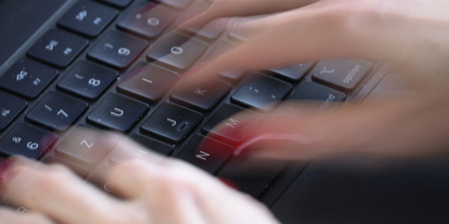 Die Betrüger können aus der Ferne auf den Computer zugreifen. (Symbolbild)