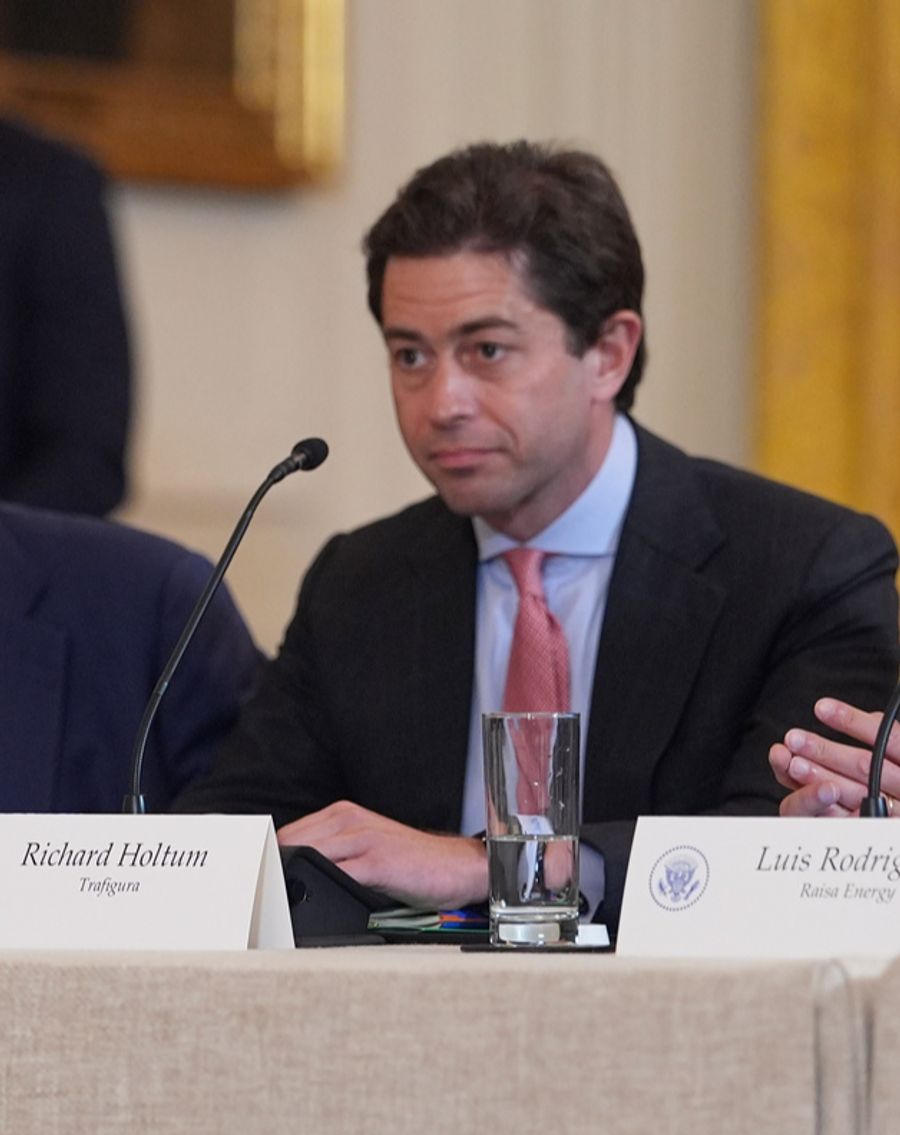 Auch Schiffe von Rohstoffhändlerin «Trafigura» stecken fest, erklärt deren Chef Richard Holtum.