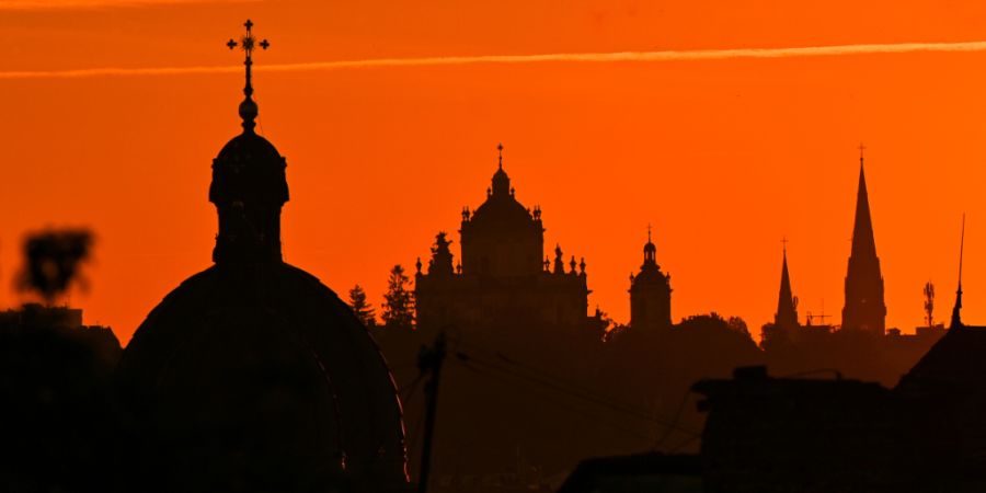 ARCHIV - Die Sonne geht über der Skyline von Lwiw unter (Archivbild). Foto: -/Ukrinform/dpa