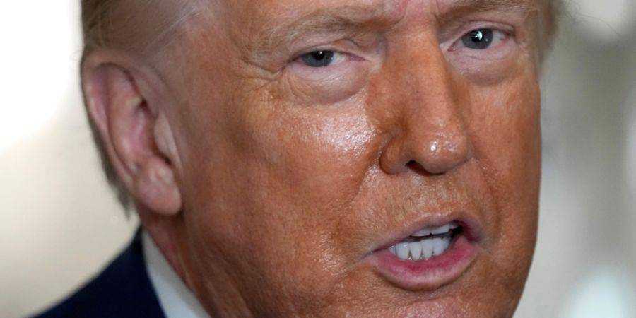 US-Präsident Donald Trump spricht zu Reportern. Foto: Mark Schiefelbein/AP/dpa