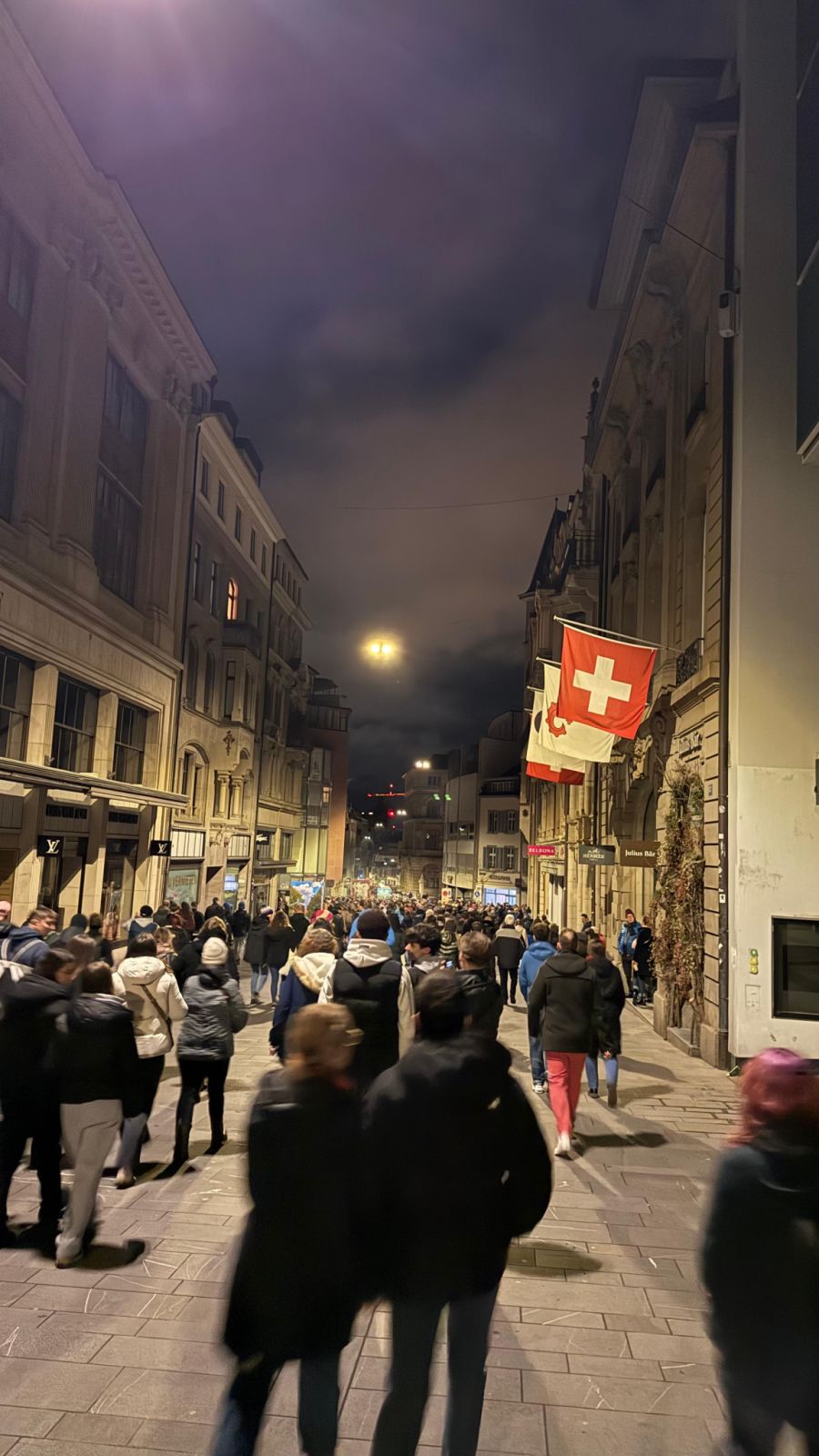 Begleitet von Piccolos und Trommeln ziehen Tausende Maskierte durch die Strassen.