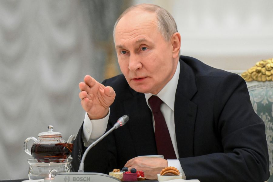 Putin steht wohl in einem Interessenskonflikt zwischen dem Iran und den USA.