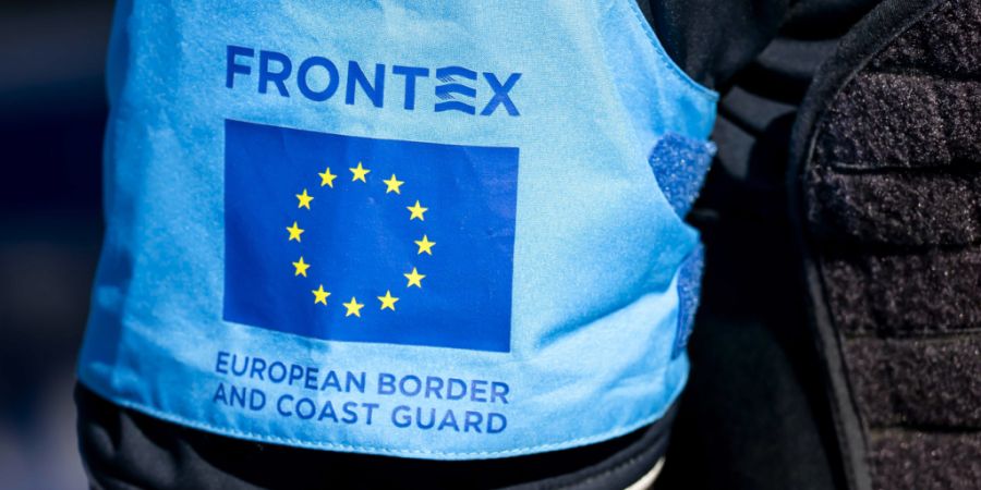 ARCHIV - Das Frontex-Logo prangt auf dem Arm eines Grenzbeamten an der griechisch-türkischen Grenze. Foto: Sem Van Der Wal/ANP/dpa