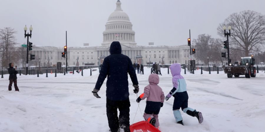 dpatopbilder - Während eines Wintersturms gehen Einwohner auf dem Capitol Hill Schlitten fahren. Foto: Gent Shkullaku/ZUMA Press Wire/dpa