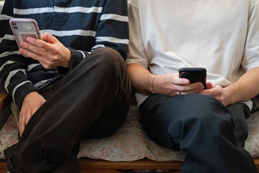 Junge Paare tracken ihre Standorte mithilfe des Smartphones.