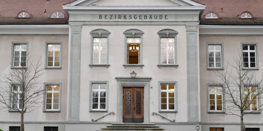 Zwei Männer stehen am Mittwoch in Bülach vor Gericht, weil sie Männer an vermeintlichen Dates ausgeraubt haben sollen. (Symbolbild)