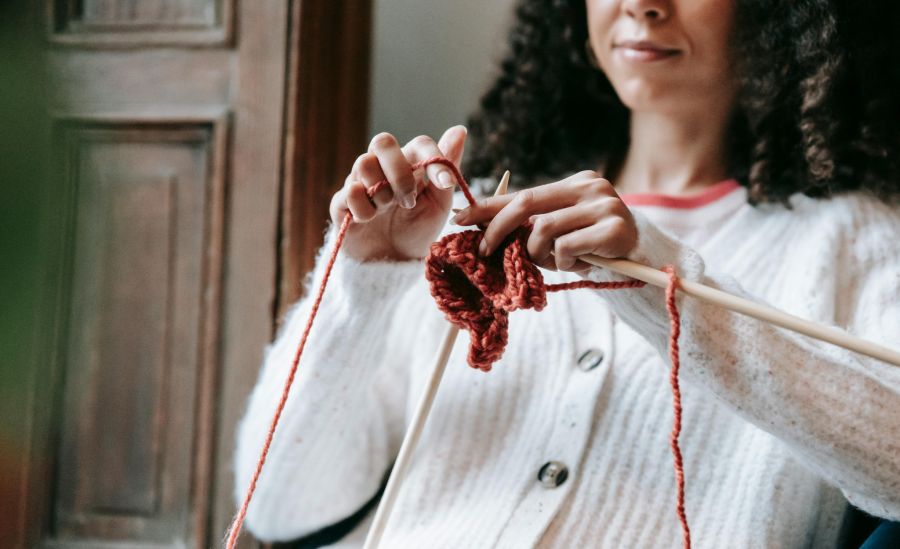 Man trifft sich überall zum Stricken – selbst online! (Symbolbild)