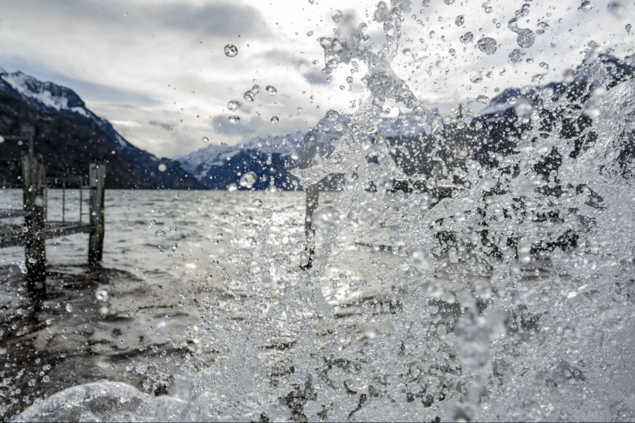 Ein Föhnsturm bläst kräftig über dem Urnersee. (Archivbild)