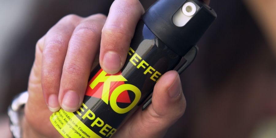 Eine Ladendiebin setzte in einem Kleidergeschäft in Wil SG einen Pfefferspray gegen eine Verkäuferin ein. (Symbolbild)