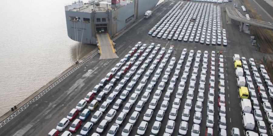 ARCHIV - Fahrzeuge des Volkswagen-Konzerns stehen im Hafen von Emden zur Verschiffung bereit. Foto: Jörg Sarbach/dpa