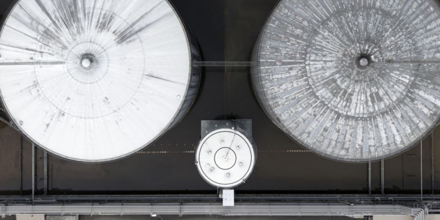Die Solothurner Unternehmen bezeichnen heuer die Energie- und Rohstoffpreise (im Bild ein Tanklager) als ihre grösste Sorge. (Archivbild)