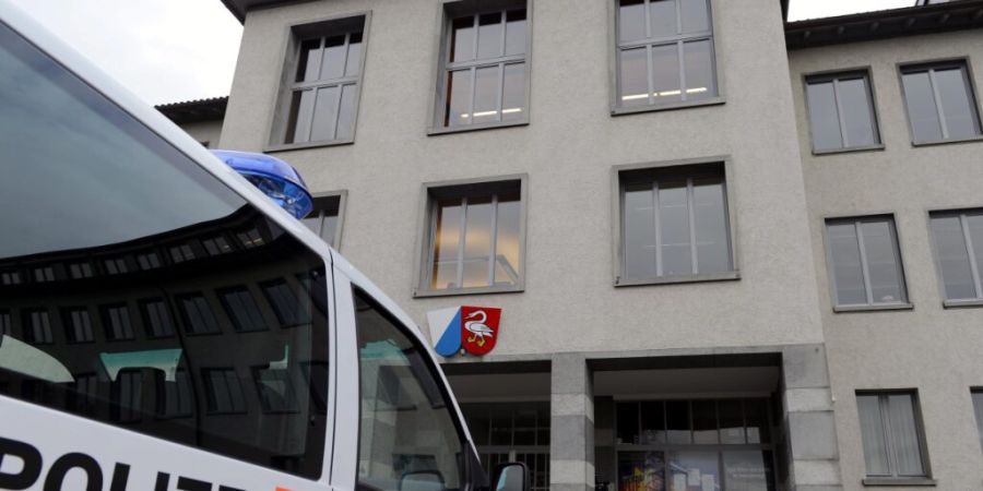 Drei Landschaftsgärtner sollen dafür verantwortlich sein, dass ein Arbeiter von einer einstürzenden Erdmauer begraben wurde. (Symbolbild)