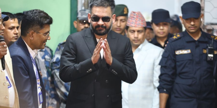 dpatopbilder - Balendra Shah (M),ehemaliger Bürgermeister der Stadt Kathmandu und Premierministerkandidat der Rastriya Swatantra Partei, nimmt nach seinem Sieg seine Siegerurkunde entg...