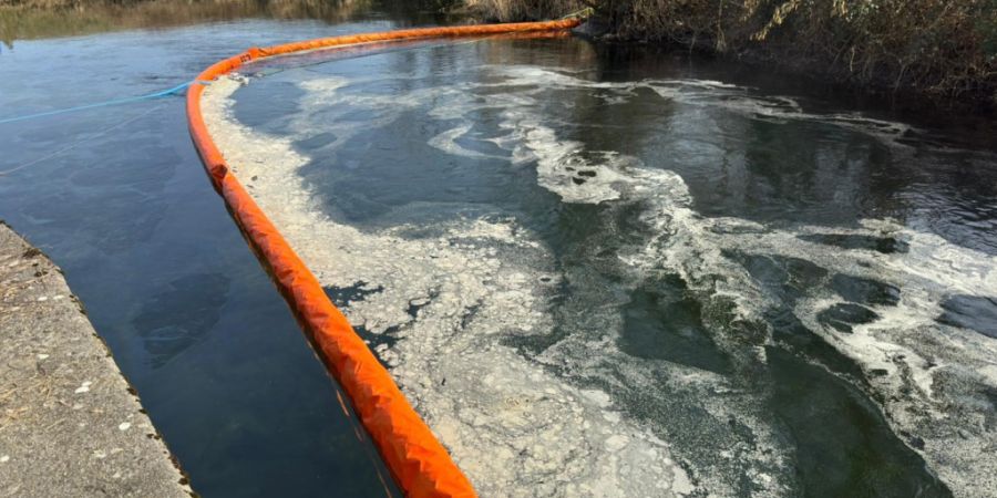 In Hagendorf ZG sind am Donnerstag beim Befüllen eines Heizöltanks mehrere Hundert Liter Heizöl in die Lorze geflossen.