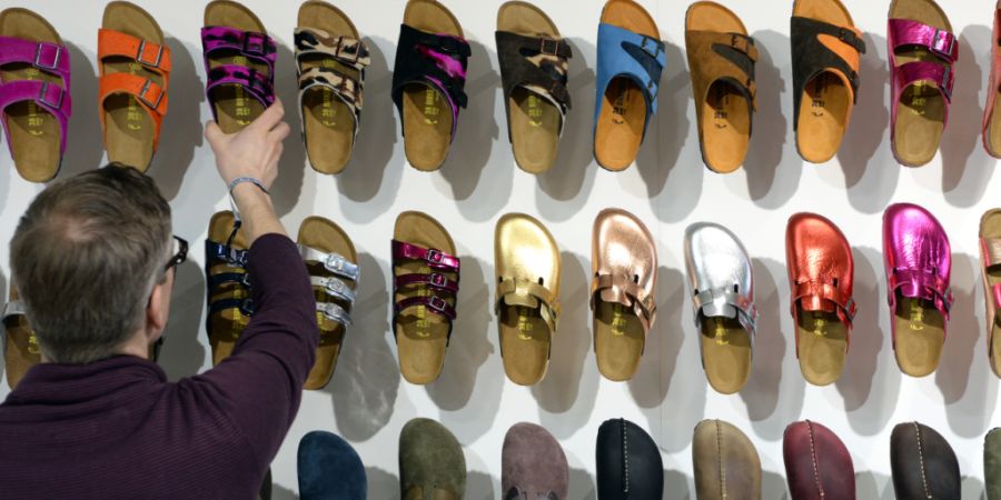 Der deutsche Schuhhersteller Birkenstock hat seinen ersten eigenen Laden in der Schweiz eröffnet. Mit dem Store in der Zürcher Altstadt baut das Unternehmen sein europäisches Filialn...