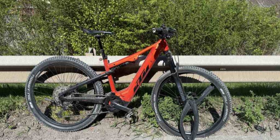 Der Mann stürzte von seinem E-Bike und schlug mit dem Kopf auf dem Asphalt auf.