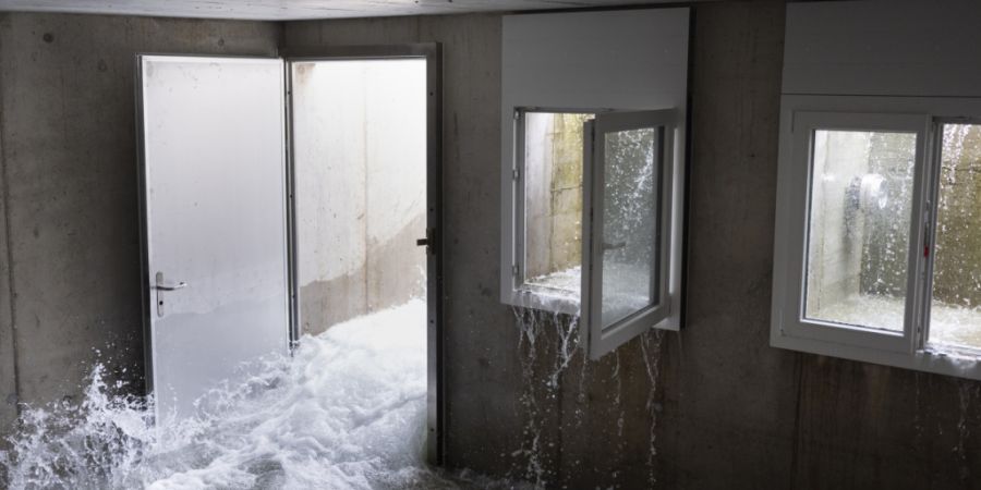 Die Gewalt des Wassers werde unterschätzt, sagt ein Naturgefahrenspezialist. In der Flutunganlage in Andelfingen wird der Hochwasser-Ernstfall geübt.