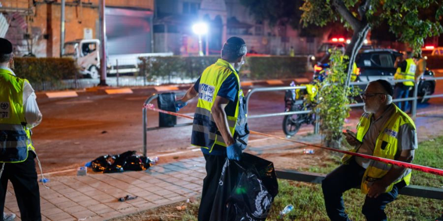 ARCHIV - Männer arbeiten im Jahr 2024 an einem Ort in Tel Aviv, wo ein Anschlag stattgefunden hat. Foto: Ilia Yefimovich/dpa