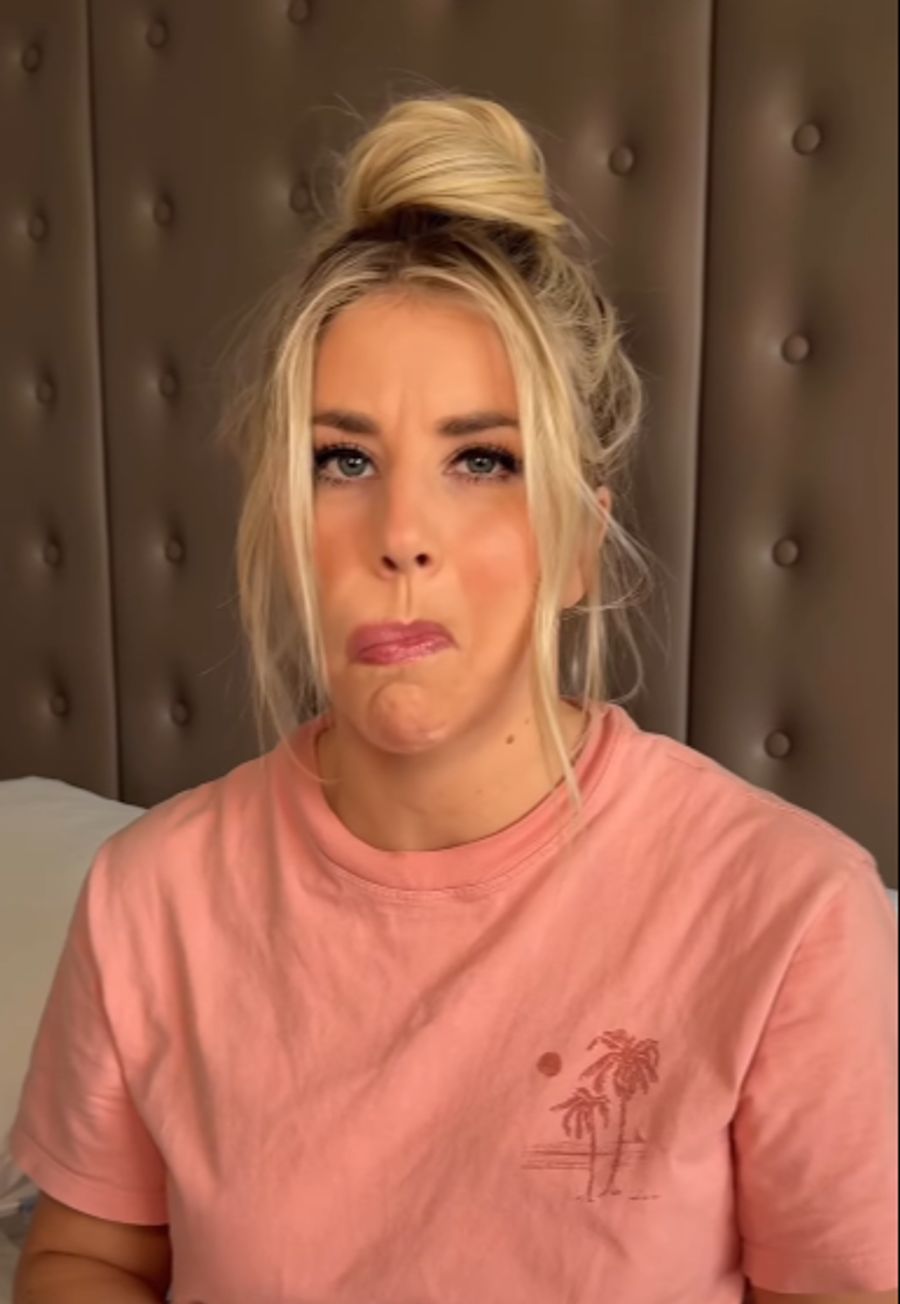 Die Schlagersängerin zeigt ihren Followern, wie Gesichtsyoga geht.