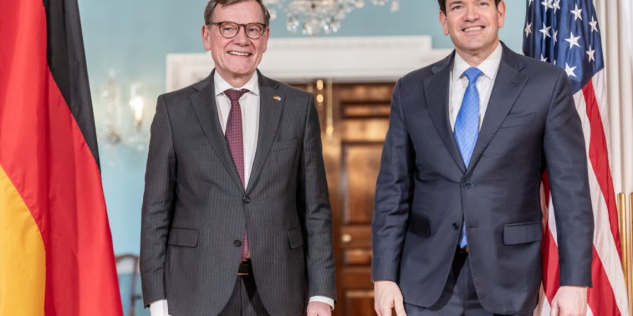 Johann Wadephul (l, CDU), Außenminister, steht neben seinem Amtskollegen, US-Außenminister Marco Rubio (Secretary of State), bei einem Treffen im Außenministerium. Inmitten intensive...