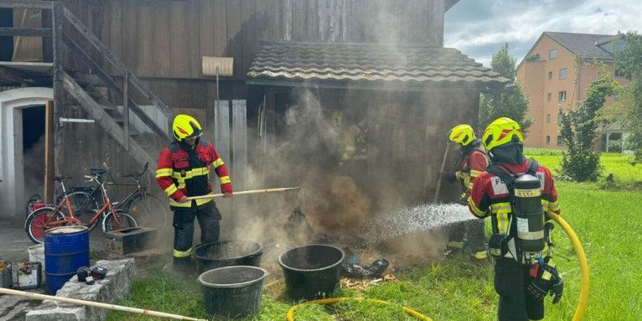 Die Zahl der Feuerschäden an Zuger Gebäuden, hier ein Mottbrand in einem Holzschopf in Baar im Juli 2025, nahm im vergangenen Jahr deutlich ab.