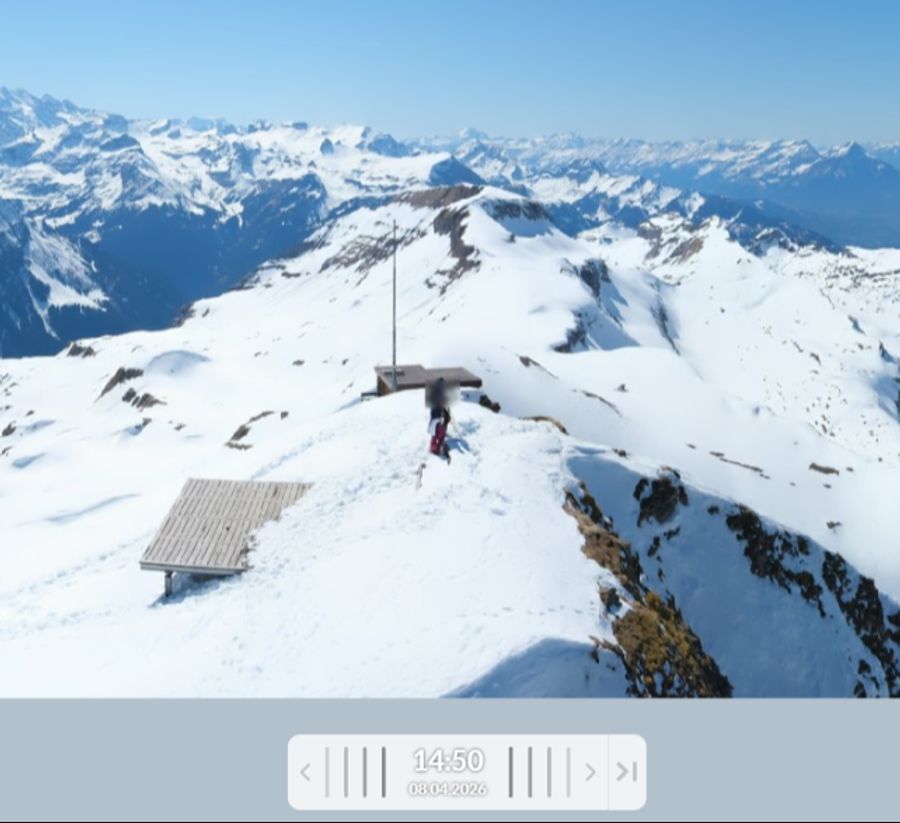 Um 14.50 Uhr zottelt ein Pärchen zu einer Holz-Aussichtsplattform auf dem Faulhorn.