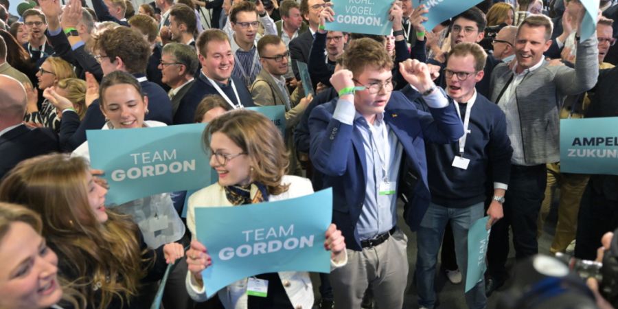 Anhänger der CDU reagieren nach der Prognose zum Ergebnis der Landtagswahl in Rheinland-Pfalz. Foto: Hannes Albert/dpa