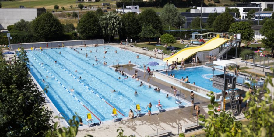 Das Parlament von Pruntrut hat grünes Licht gegeben zur weiteren Zugangsbeschränkung zum Schwimmbad. Die umstrittene Massnahme vom vergangenen Sommer war eine Reaktion auf zahlreiche ...