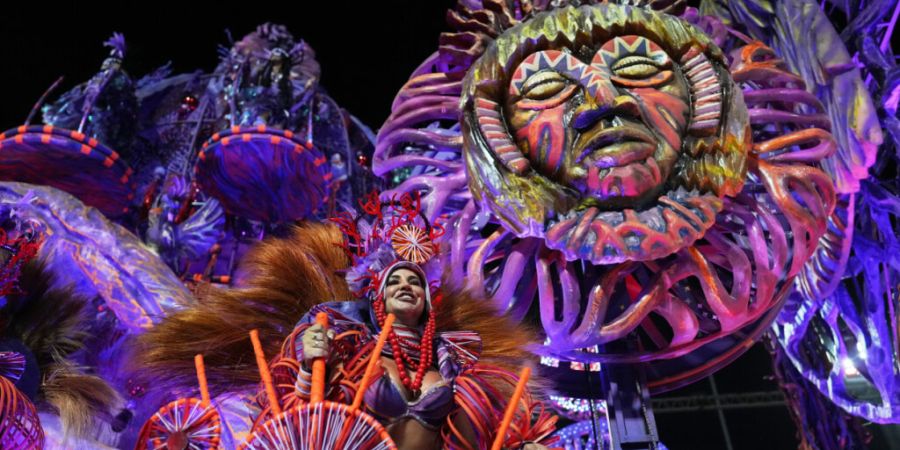 Eine Darstellerin der Sambaschule Grande Rio zieht auf einem Wagen während der Karnevalsfeierlichkeiten im Sambadrom. Foto: Silvia Izquierdo/AP/dpa