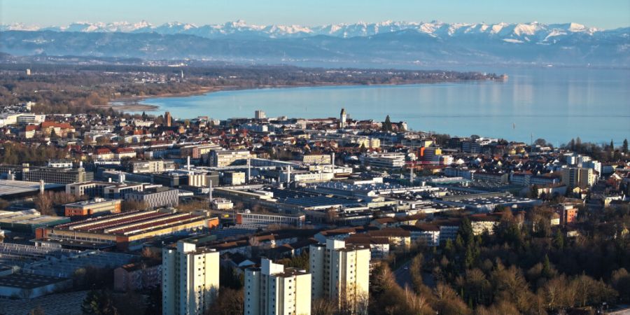 Blick über Friedrichtshafen D auf die Alpen: Der Bodenseeraum soll stärker als international bedeutender Wirtschafts-. Bildungs- und Lebensraum wahrgenommen werden.