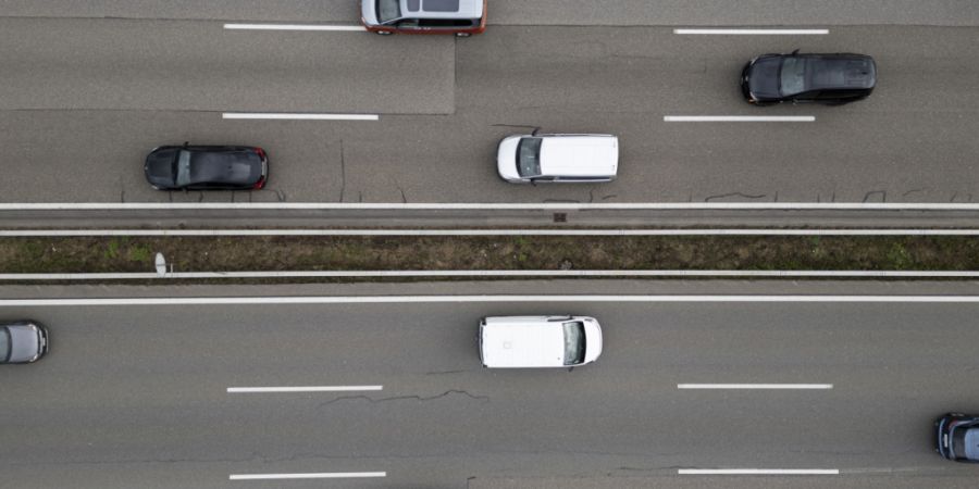 Das Bundesamt für Strassen Astra baut zwischen Blegi ZG und Walterswil eine Geschwindigkeits- Harmonisierungs- und Gefahrenwarnanlage. (Symbolbild)
