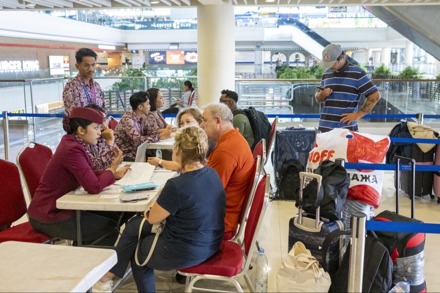 Rund 4300 Schweizerinnen und Schweizer sitzen im Ausland fest. Abgebildet: Qatar-Airline-Passagiere werden in Bali informiert.