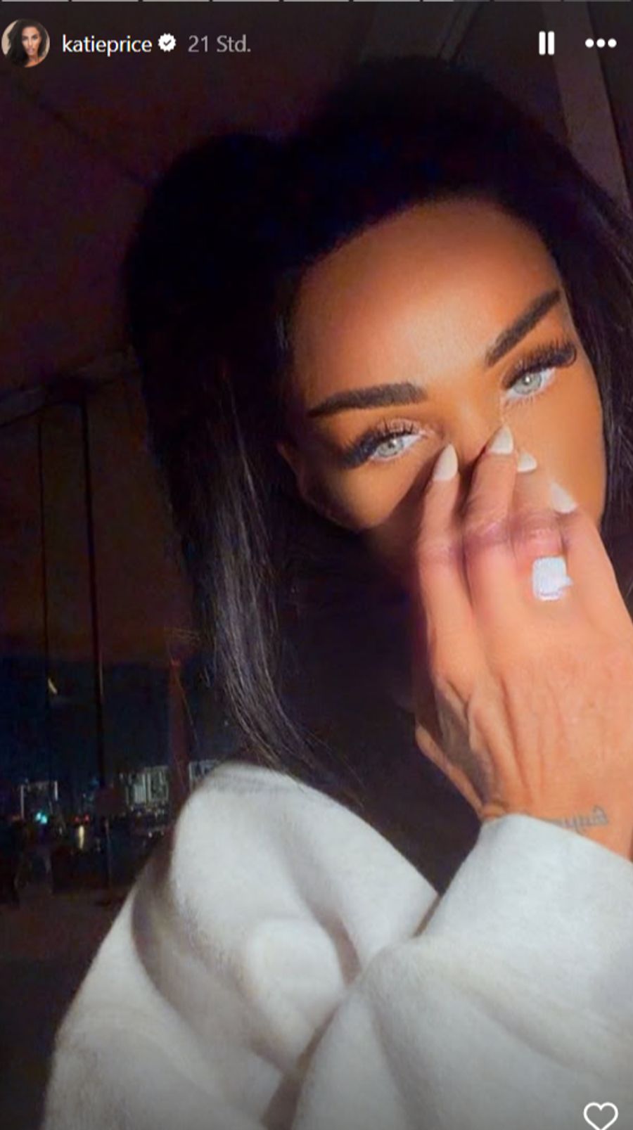 Funkelnder Hingucker: Stolz trägt Katie ihren neuen Verlobungsring.