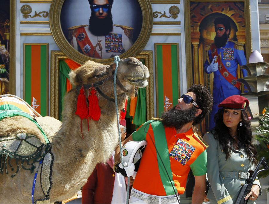 Dafür umgab er sich immer mit leicht bekleideten Bodyguards mit Requisiten-Gewehren.