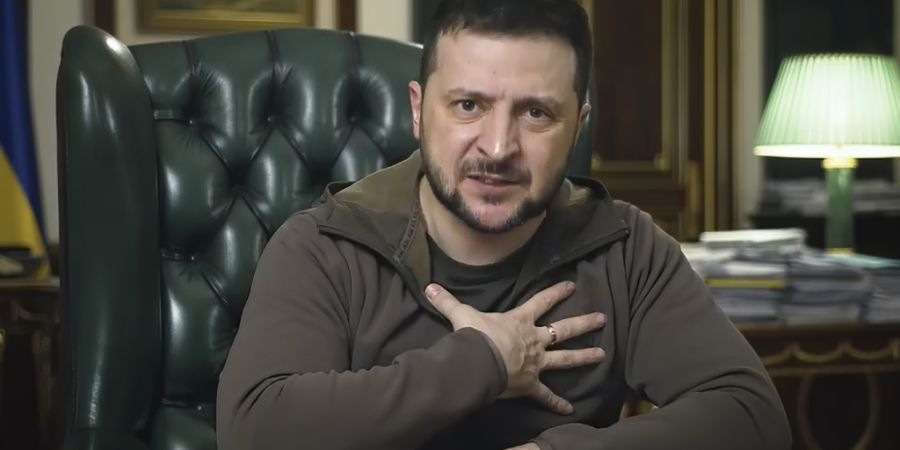 ARCHIV - Der ukrainische Präsident Wolodymyr Selenskyj richtet sich fast täglich mit Videobotschaften an seine Landsleute, um über die Entwicklungen im Krieg zu berichten. Foto: Uncr...