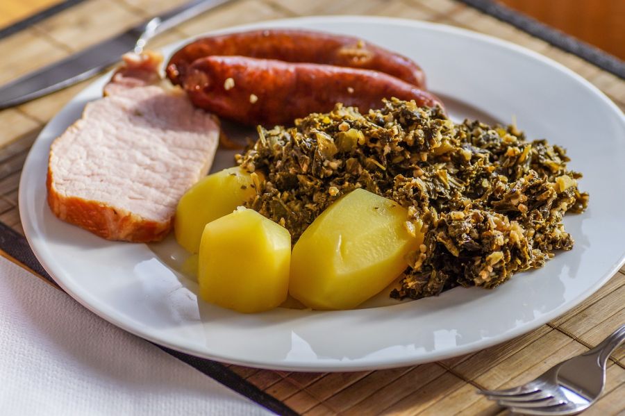 Grünkohl mit Pinkel findet man besonders in rustikalen Gasthäusern der Küstenregion.