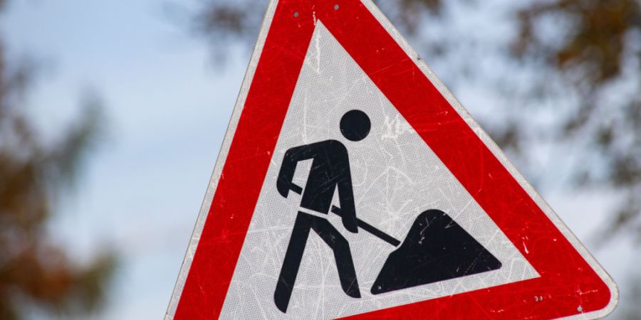 Während der Bauarbeiten an der Steinerbergstrasse soll ein Fahrstreifen stets befahrbar bleiben. (Symbolbild)