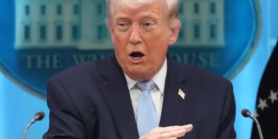 ARCHIV - US-Präsident Donald Trump spricht im James Brady Press Briefing Room im Weißen Haus. Foto: Mark Schiefelbein/AP/dpa