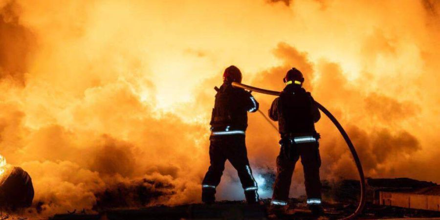 HANDOUT - Auf diesem vom ukrainischen Rettungsdienst via AP zur Verfügung gestellten Foto löschen Rettungskräfte ein Feuer in einem durch einen russischen Drohnenangriff beschädigte...